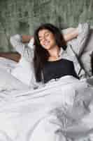 Foto grátis feliz, mulher jovem, relaxante, macio, travesseiro, de manhã