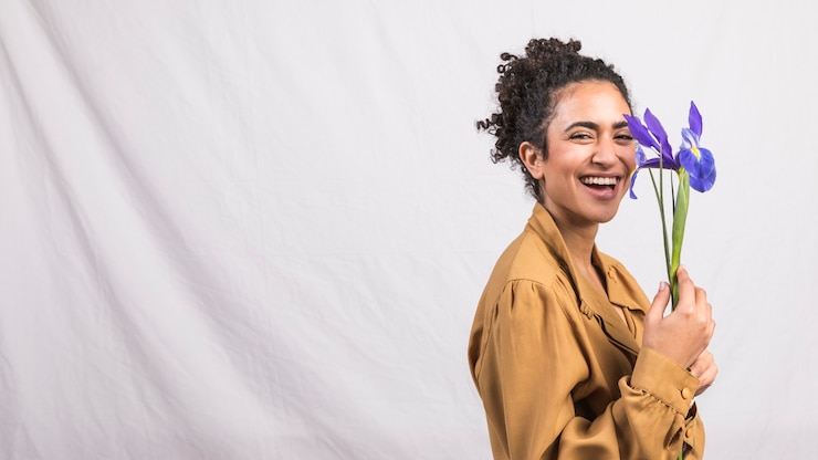 Foto grátis feliz, mulher preta, ficar, com, flor