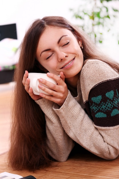 Foto grátis feliz mulher segurando uma xícara de café