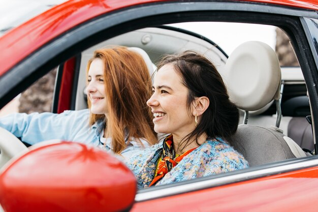 Feliz, mulheres jovens, sentando, carro