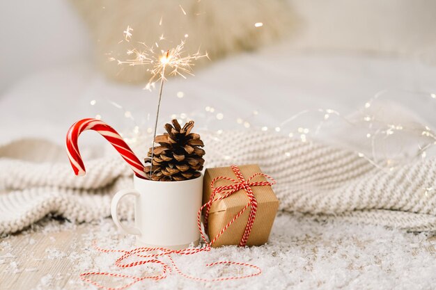 Feliz natal, cartão de natal, presentes de natal, bala doce e copo com diamante