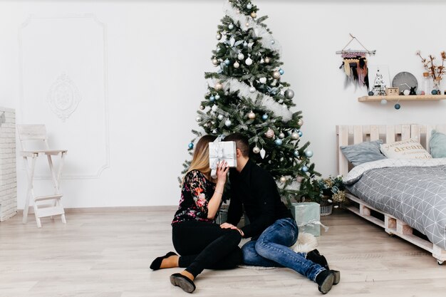 Feliz Natal. Casal jovem comemorando o Natal