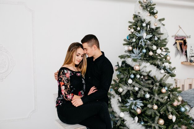 Feliz Natal. Casal jovem comemorando o Natal