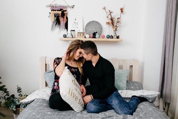 Feliz Natal. Casal jovem comemorando o Natal