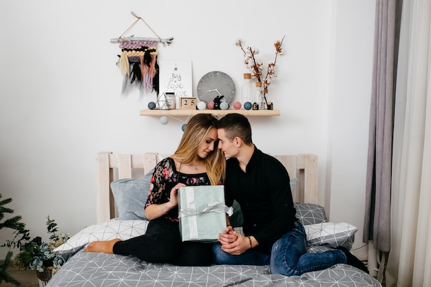 Foto grátis feliz natal. casal jovem comemorando o natal