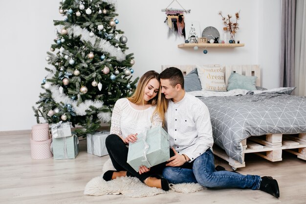 Feliz natal. casal jovem comemorando o natal