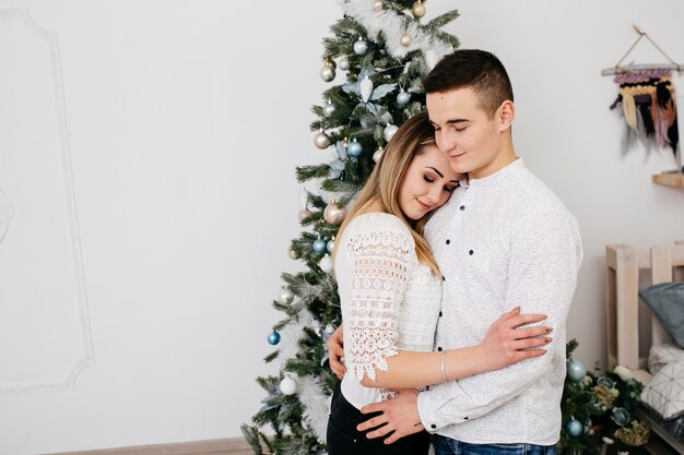 Feliz Natal. Casal jovem comemorando o Natal