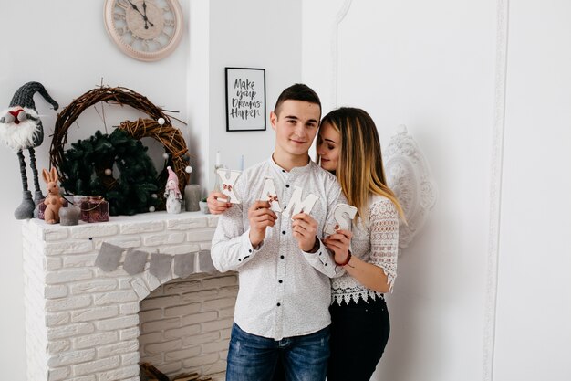 Feliz Natal. Casal jovem comemorando o Natal