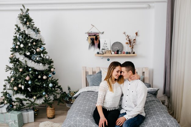 Feliz Natal. Casal jovem comemorando o Natal