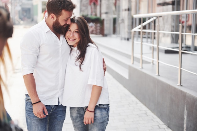 Feliz no amor por um casal na rua