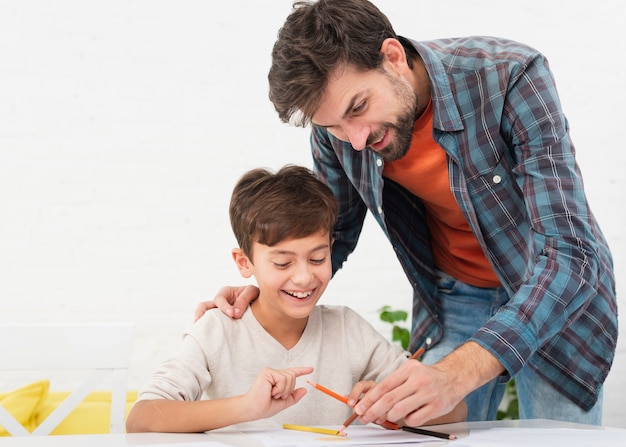 Feliz pai e filho fazendo lição de casa