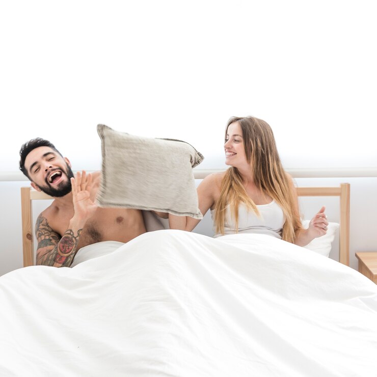 Foto grátis feliz, par jovem, travesseiro, luta, cama
