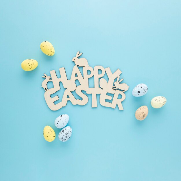 Feliz Páscoa placa de madeira com ovos em um fundo azul