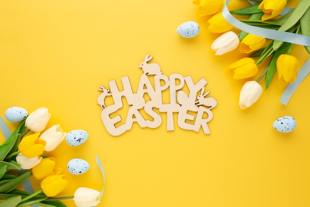 Feliz Páscoa sinal de madeira com ovos e flores
