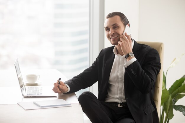 Feliz sorridente empresário