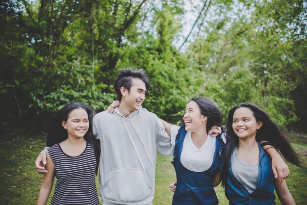 Felizes amigos adolescentes sorrindo ao ar livre no parque