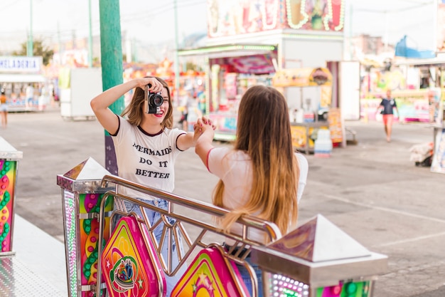 Foto grátis felizes amigos no par de diversões