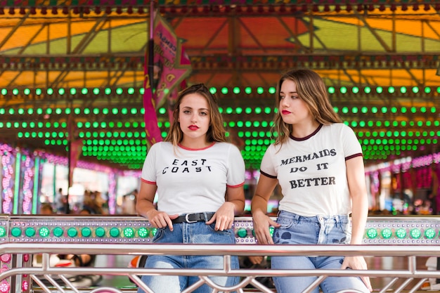 Felizes amigos no parque de diversões