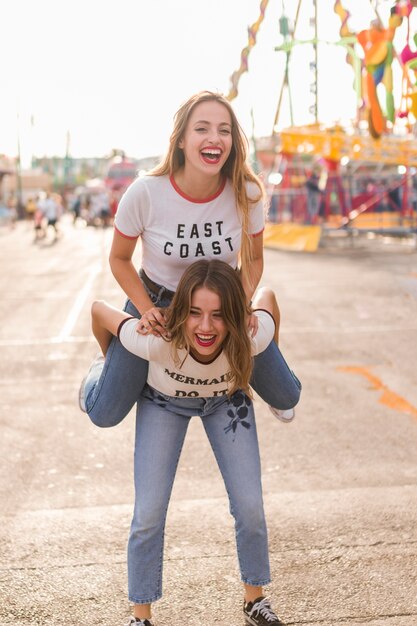 Felizes amigos no parque de diversões