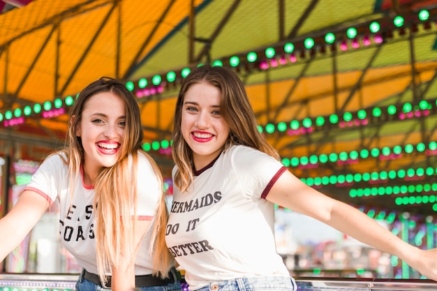 Felizes amigos se divertindo no parque de diversões