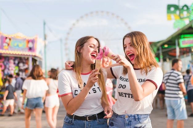 Felizes amigos se divertindo no parque de diversões