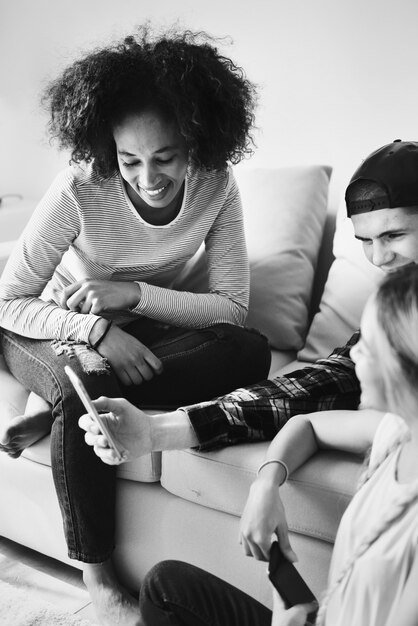 Felizes amigos usando um smartphone juntos