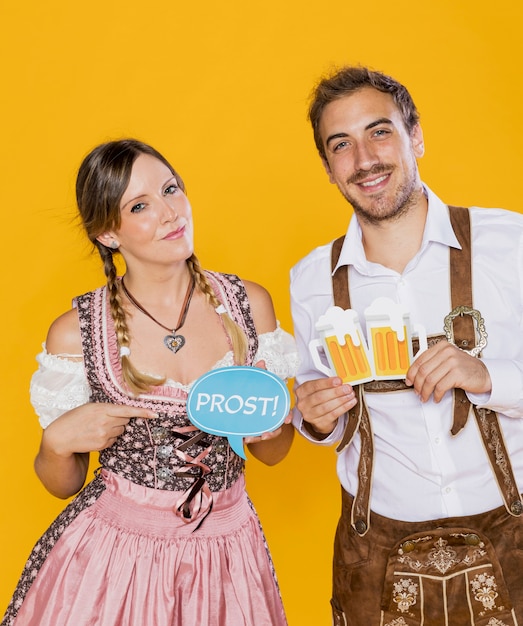 Foto grátis felizes jovens amigos com sinais de oktoberfest