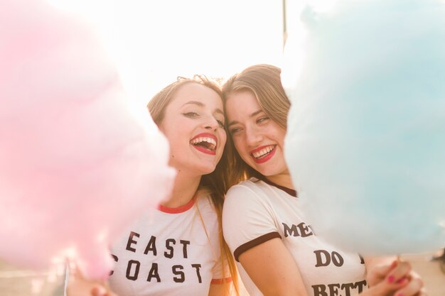 Felizes jovens amigos no parque de diversões