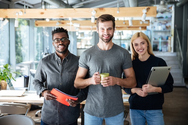 Felizes jovens colegas no escritório de coworking