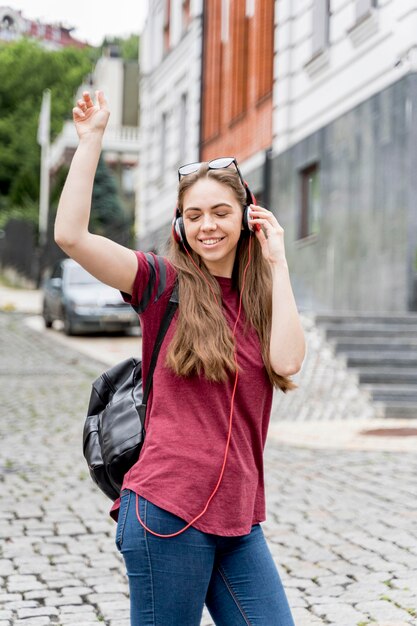 Fêmea com fones de ouvido, curtindo música