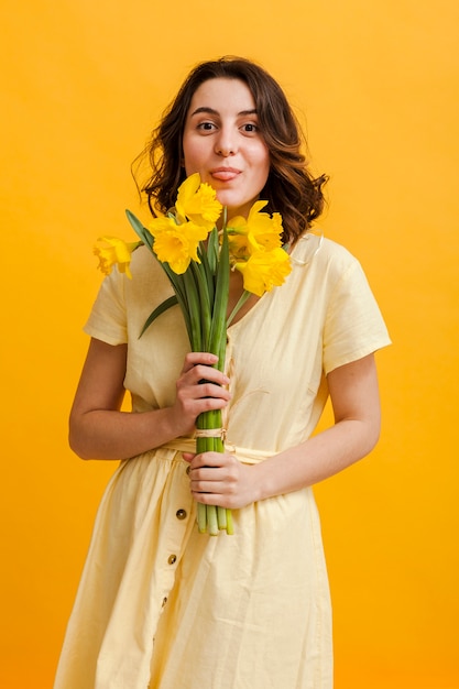 Foto grátis fêmea feliz com flores