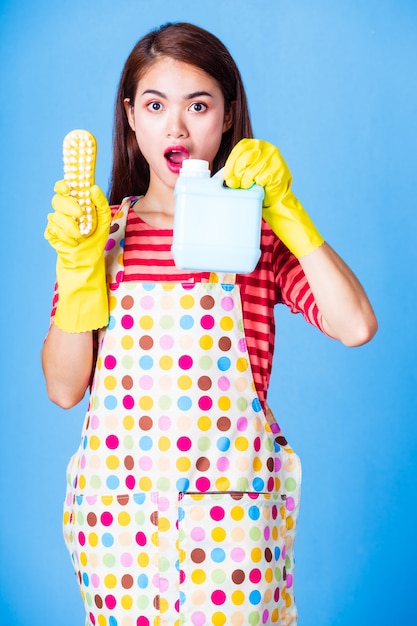 Foto grátis fêmea jovem empregada com material de limpeza