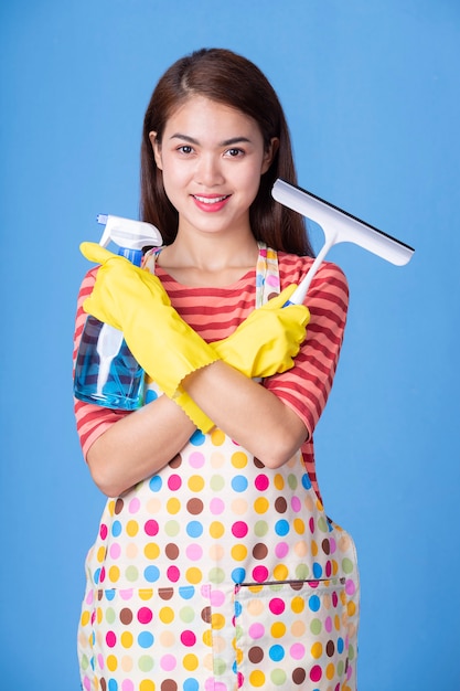 Fêmea jovem empregada com material de limpeza