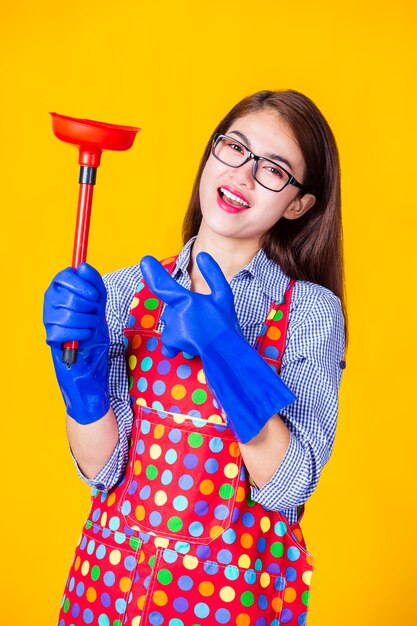 Fêmea jovem empregada com material de limpeza