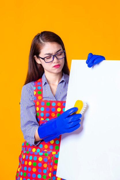 Fêmea jovem empregada com material de limpeza