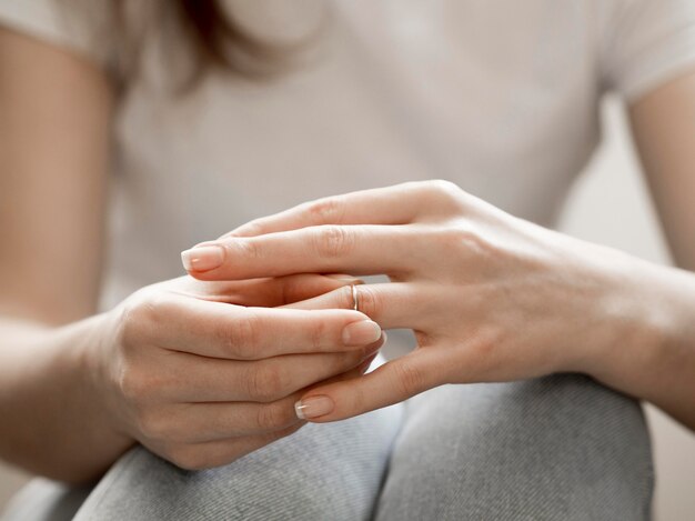 Fêmea que remove o anel de casamento