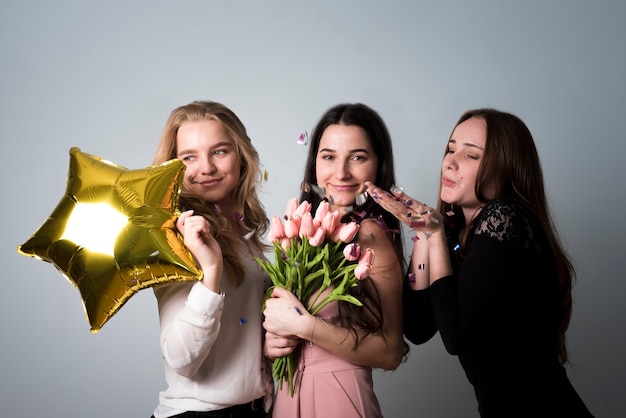 Fêmeas alegres elegantes se divertindo na festa