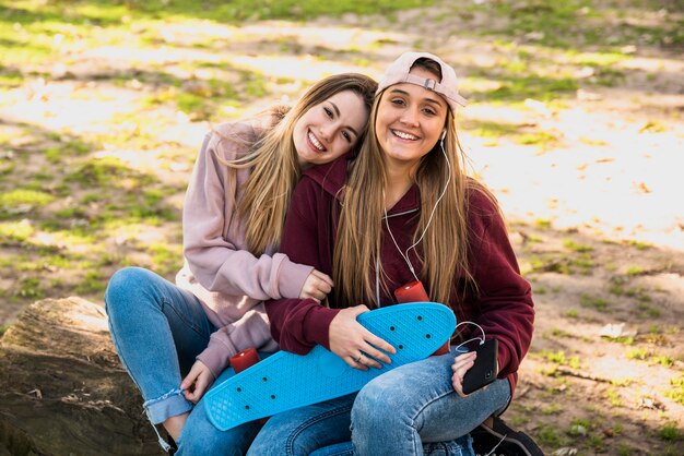 Fêmeas jovens sentados ao ar livre