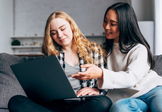 Femininas, amigos, com, laptop, falando