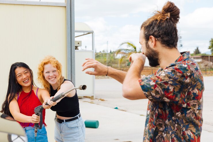 Foto grátis femininas, amigos, respingue água, ligado, protegendo, homem, em, lavagem carro