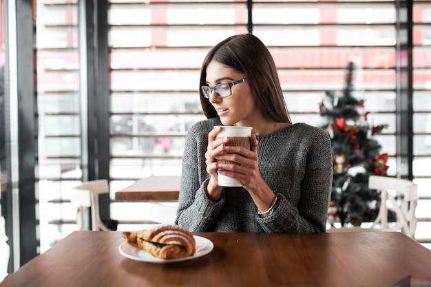 Foto grátis feminino, café, móvel, tabuleta, usando