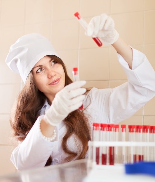 Feminino cientista com tubos de ensaio