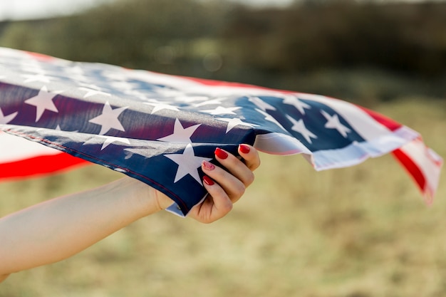 Feminino mão com bandeira do eua