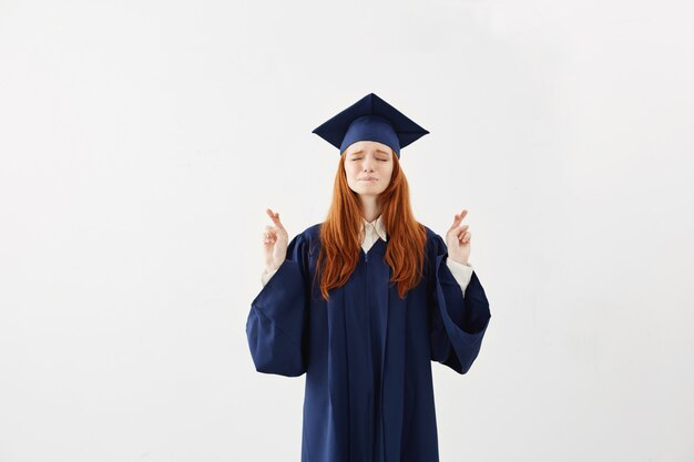 Feminino ruivo lindo graduado rezando.