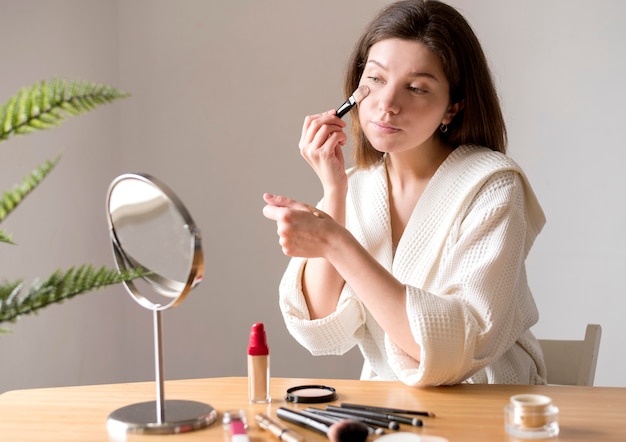 Feminino usando escova para fundação