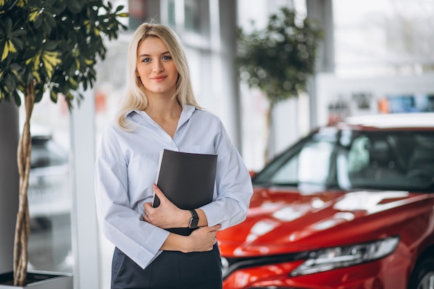 Feminino, vendedor, em, um, carro, showroom