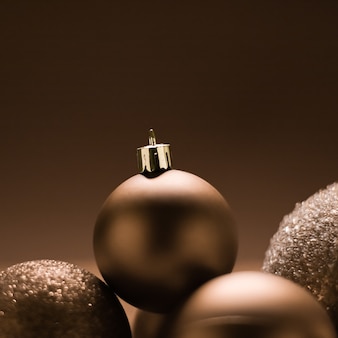 Feriado de natal e enfeites dourados de conceito de decoração festiva em fundo bege