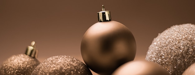 Feriado de natal e enfeites dourados de conceito de decoração festiva em fundo bege Foto Premium