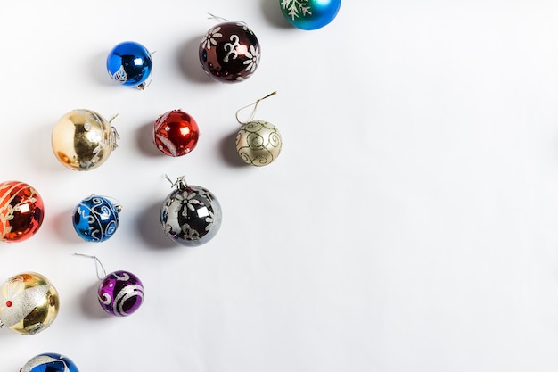 Feriado de Natal rodada bolas ano novo em branco