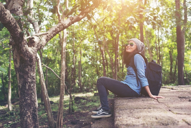 Foto grátis feriado mochila turismo monumento feminino